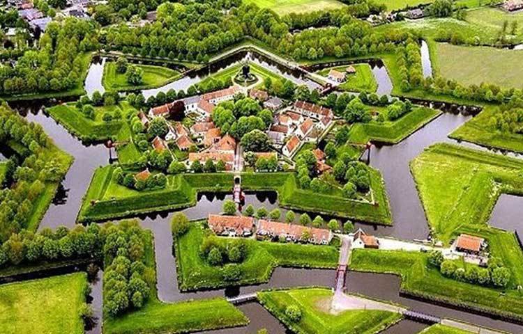 যাতায়াতের যদি রাস্তাই না থাকে, তাহলে গ্রামের মানুষেরা যাতায়াত করেন কী ভাবে? সবটাই হয় জলপথে। গ্রামের প্রান্তে প্রান্তে পৌঁছে গিয়েছে জলপথ।