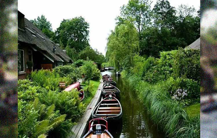 আর এই জলপথেই গ্রামের এক প্রান্ত থেকে অপর প্রান্তে পৌঁছে যান বাসিন্দারা। এর জন্য যে নৌকা ব্যবহার করা হয়, গ্রামের শান্ত পরিবেশ বজায় রাখতে তাতে নীরব ইঞ্জিন লাগানো থাকে।