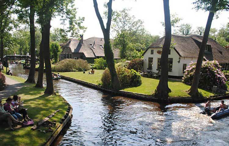 এই বিশেষত্বই গ্রামটাকে অনন্য করে তুলেছে। এই গ্রামে সবচেয়ে জোরে যে শব্দ শোনা যায়, তা হয়তো কোনো হাঁসের ডাক বা অন্য কোনো পাখির ডাক।