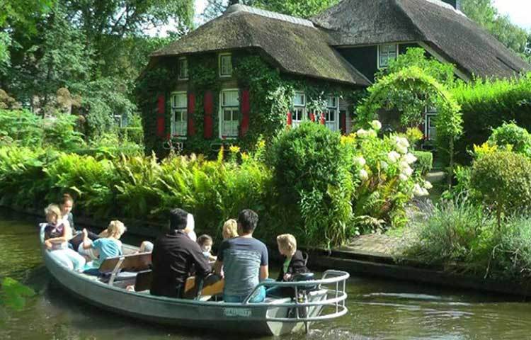 কেন এই গ্রামে কোনো রাস্তা নেই? এই গ্রামকে নেদারল্যান্ডস-এর ভেনিসও বলা হয়। ১২৩০ সালে এই ম্যাজিকাল গ্রামের প্রতিষ্ঠা হয়।