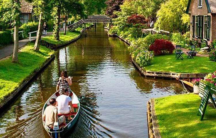 এই গ্রামের বিভিন্ন জায়গায় মাটির নীচে ছোট বড় ফাঁপা অংশ ছিল। গ্রামে মানুষ বসবাস শুরু করার পর, সেগুলো খুঁড়ে বের করতে শুরু করল।