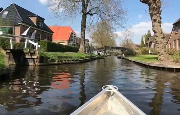 বছরের পর বছর ধরে সেগুলো খুঁড়ে বের করার ফলে গ্রামের বিভিন্ন জায়গায় ছোটখাটো হ্রদ তৈরি হয়। সেগুলোকেই জুড়ে জুড়ে ক্যানাল রোড তৈরি হয়েছে।