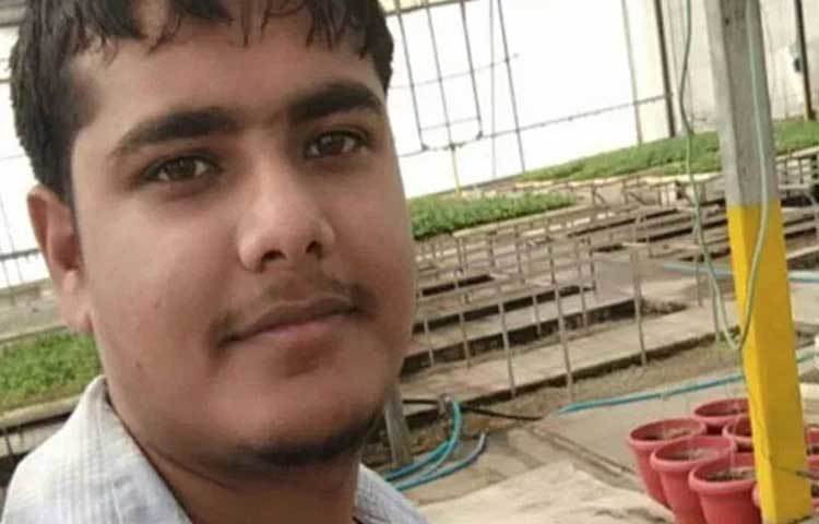 কিন্তু সে সবে পাত্তা না দিয়ে নিজের জমানো দুই লাখ টাকা দিয়ে প্রথমেই চাষের প্রয়োজনীয় মালপত্র কিনে ফেলেন। বাবার জমি থেকে প্রথমে মাত্র ১০০ বর্গ ফুট জমিতে পলিহাউস তৈরি করে চাষ শুরু করেন।