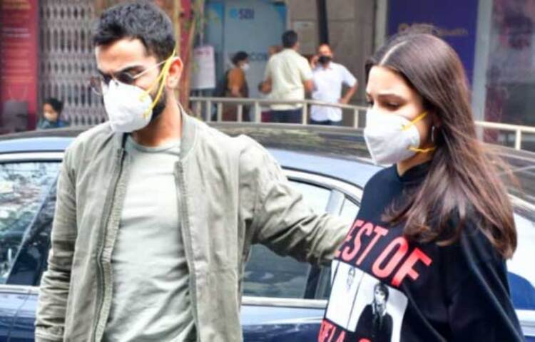 ক্লিনিকে যাওয়ার সময় বিরাট কোহলির সঙ্গে ক্যামেরাবন্দি আনুশকা শর্মা। ভারতের মুম্বাইয়ে একটি ক্লিনিকের বাইরে অনুশকার সঙ্গে দেখা যায় বিরাটকে। ছবি: সংগৃহীত
