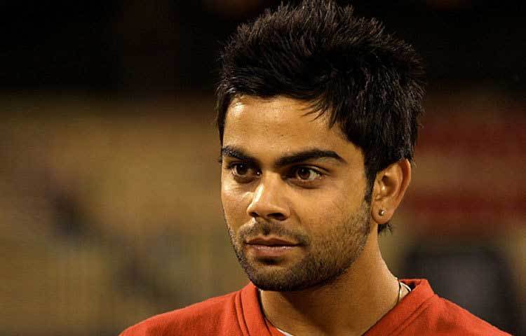 ভারতীয় ক্রিকেট টিমের ক্যাপ্টেন বিরাট কোহলি শুধু সুদর্শন নয়, দেখতে তাকে বলিউডের নায়কদের মত। তার এই চেহারার জন্য বলিউড অভিনেত্রী আনুশকা শর্মা প্রেমে পড়েছেন।