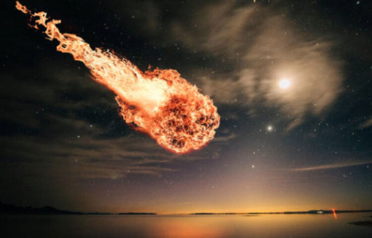 বিজ্ঞানীরা এখনও পর্যন্ত পাওয়া তথ্যের ভিত্তিতে যেটুকু অনুমান করে উঠতে পেরেছেন, তা হল, গ্রহাণুটির আকার ১৫ ফুট থেকে ৩০ ফুট। মিটারের হিসেবে ধরলে ৪.৫ মিটার থেকে ৯ মিটার। মানে, অন্যান্য গ্রহাণুর তুলনায় এটি খুবই ছোট। নাসা জেট প্রোপালশন ল্যাবরেটরির নিয়ার আর্থ অবজেক্ট স্টাডিজের পরিচালক পল চোডাস বলেছেন, এই আকারের গ্রহাণু পৃথিবীর বায়ুমণ্ডলে আঘাত হানে মাঝে মাঝেই। এরা প্রতি দুতিন বছর অন্তর একবার করে জ্বলে ওঠে। আর তারপরেই মিলিয়ে যায় মহাশূন্যে। যা নিয়ে আদপেই দুশ্চিন্তার কিছু নেই। এরকম ছোট গ্রহাণু অন্তত পক্ষে ১০ কোটি রয়েছে।