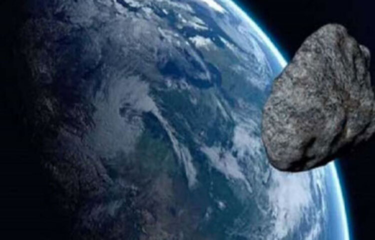 ২০২০ সালের এমন গ্রহাণু সংক্রান্ত বিস্ময়ের আরও কিছুর সাক্ষী থাকা এখন বাকি আছে। এর আগে যে খবর মিলেছিল নাসার তরফে, তা হল, মার্কিন প্রেসিডেন্ট নির্বাচনের সময়ে অর্থাত্ ১ নভেম্বর একটি গ্রহাণু, যার নাম রাখা হয়েছে ২০১৮ভিপি১, সে পৃথিবীর কান ঘেঁষে বেরিয়ে যাবে। তবে পুরোপুরি দুশ্চিন্তামুক্ত থাকার খবরও দিচ্ছে না নাসা। জানিয়েছে, এই গ্রহাণুর পৃথিবীতে আছড়ে পড়ার একটা আশঙ্কা থেকে যাচ্ছে।