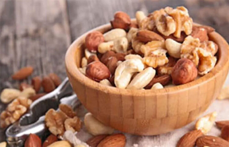 বিভিন্ন বাদামের প্রচুর উপকারিতার মধ্যে অন্যতম হলো এতে প্রচুর পরিমাণে ভিটামিন ‘কে’ আছে। তাই ডায়েটে রাখুন কাজুবাদাম, হেজলনাট ও ওয়ালনাট। ছবি: সংগৃহীত