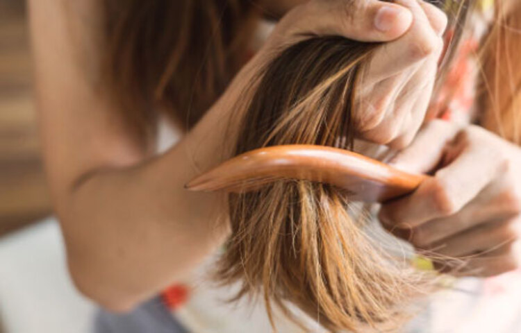 ড্রাই হেয়ারও বুঝিয়ে দেয় শরীরে ভিটামিনের অভাব রয়েছে।