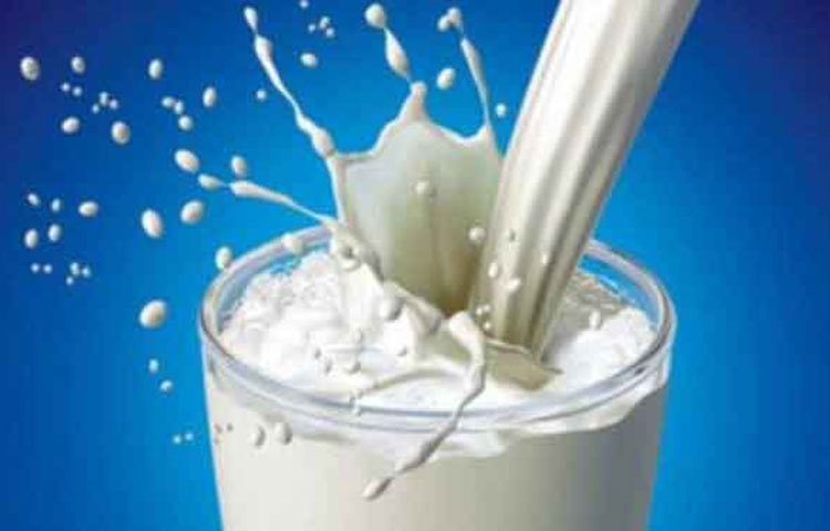 দুধ: দুধ অফুরন্ত পুষ্টির ভাণ্ডার। দুধে আছে প্রচুর পরিমাণে ভিটামিন ‘এ’। এতে পেশি হয় শক্ত। বাড়ে রোগ প্রতিরোধ ক্ষমতা। প্রতিদিন ১ গ্লাস দুধ খাওয়ার কোনো বিকল্প নেই।