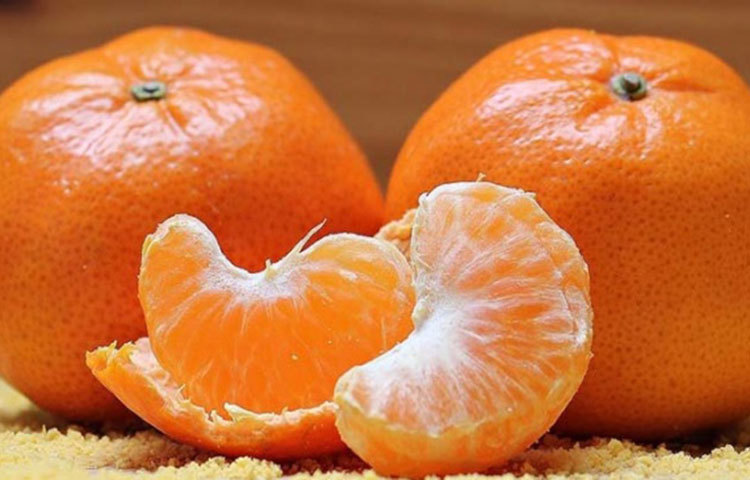 কমলালেবু: একটা বড় কমলালেবুতে থাকে ৮২ মিলিগ্রাম ভিটামিন সি রয়েছে। ভিটামিন সি-র অভাব দূর করতে কমলালেবু অসাধারণ।