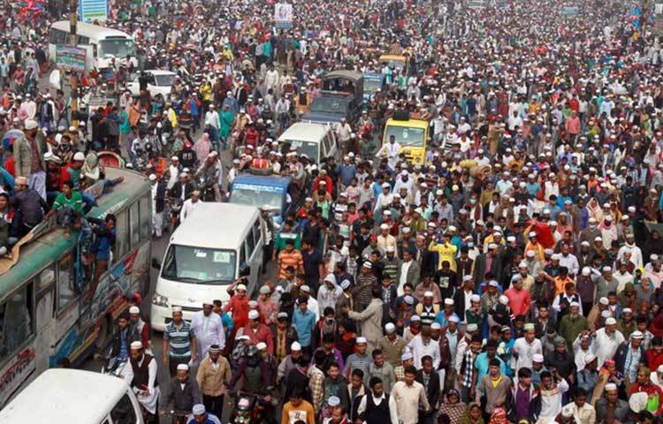 জনবহুল এলাকা এড়িয়ে চলুন: এমনও হতে পারে, কোনো ব্যক্তির মধ্যে করোনা ভাইরাসের কোনো লক্ষণ নেই, কিন্তু তার মধ্যেও এই রোগের জীবাণু থাকতে পারে। কারণ এই সংক্রমণটি রোগীর মধ্যে ফুটে ওঠে ১৪ দিনের মধ্যে। তাই জনবহুল জায়গা এড়িয়ে চলুন।