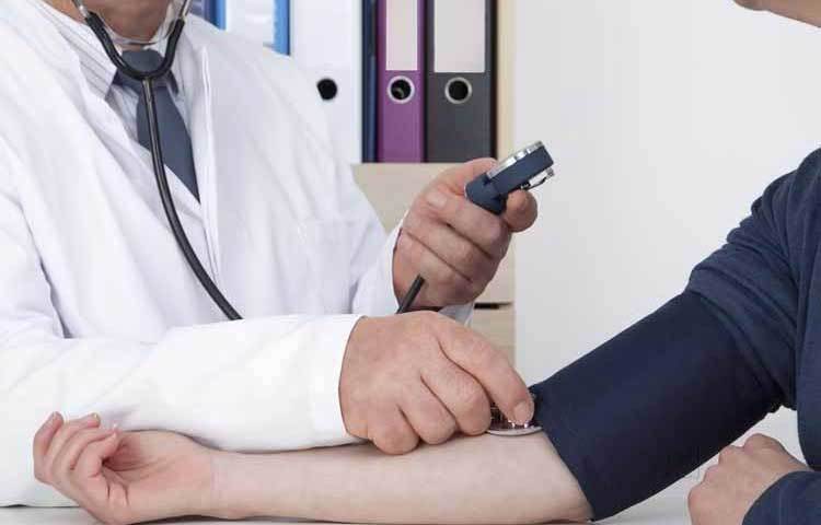 নিজের চিকিৎসা করান: আপনি যদি করোনা ভাইরাস সংক্রামিত দেশ থেকে আসেন এবং ফ্লু-এর লক্ষণ ও শ্বাস নিতে অসুবিধা হয় দ্রুত চিকিৎসকের সাহায্য নিন।