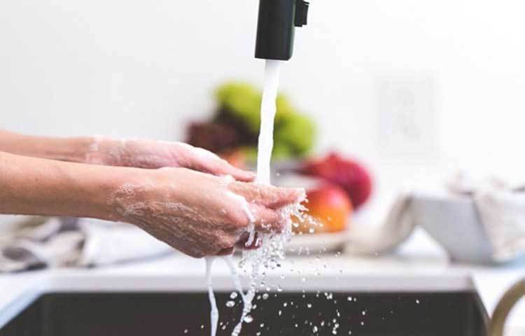 হাত পরিষ্কার রাখুন: কমপক্ষে ২০ সেকেন্ড ধরে সাবান এবং পানি বা জীবাণুনাশক হ্যান্ডওয়াশ দিয়ে ঘন ঘন হাত ধুয়ে নিন।