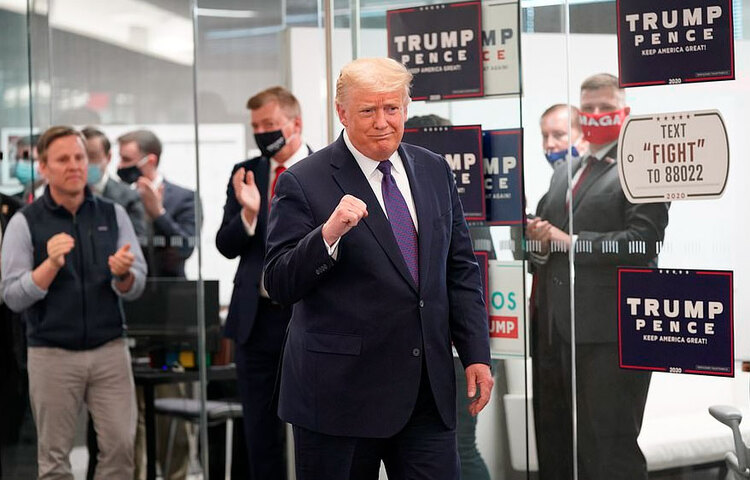 ফ্লোরিডার একটি ভোটকেন্দ্রে মার্কিন প্রেসিডেন্ট ডোনাল্ড ট্রাম্প। ছবি: ইপিএ