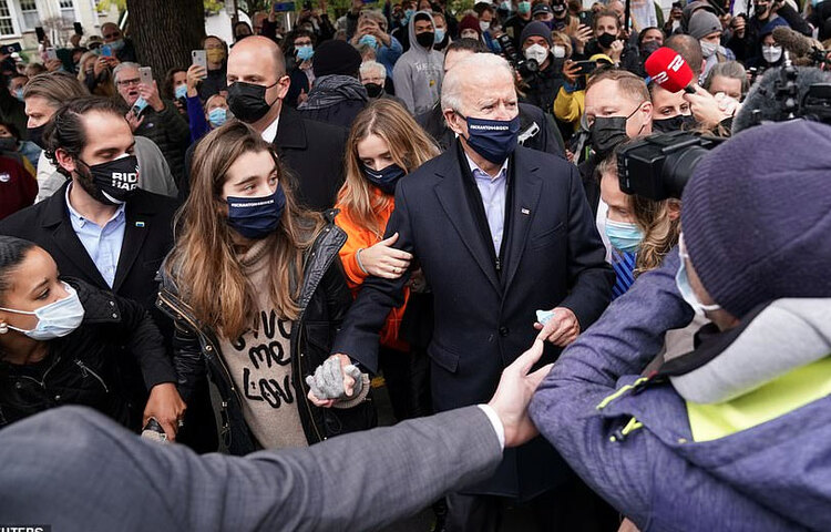 জো বাইডেনকে ঘিরে আছেন তার অনুসারীরা। ছবি: রয়টার্স