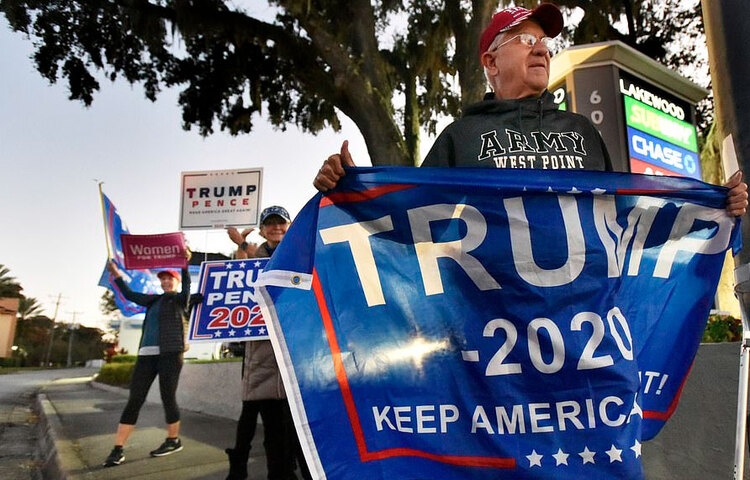 ডোনাল্ড ট্রাম্পের পক্ষে প্রচারণা চালাচ্ছে তার অনুসারীরা। ছবি: এপি