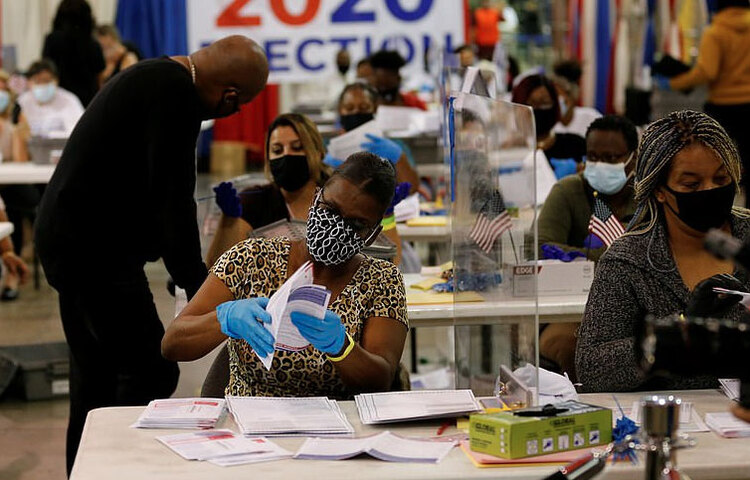 ফ্লোরিডার একটি নির্বাচনী বুথে কর্মীরা কাজ করছেন। ছবি: রয়টার্স