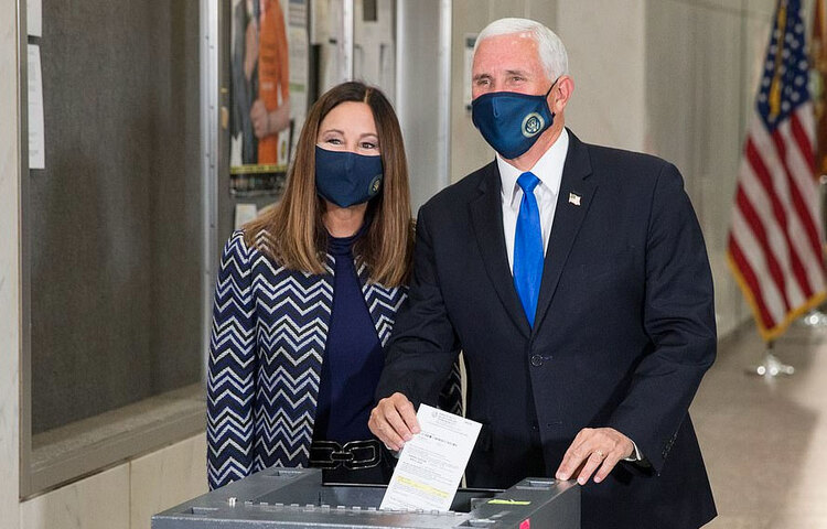 ইন্ডিয়ানার একটি ভোট কেন্দ্রে শান্তিপূর্ণ পরিবেশে ভোট দিচ্ছেন ভোটাররা। ছবি: ইপিএ