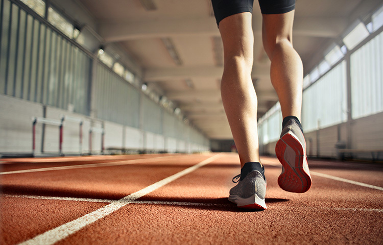 সম্প্রতি এক গবেষণায় প্রমাণিত হয়েছে নিয়মিত ৭ হাজার কদম হাঁটলে মৃত্যুর ঝুঁকি কমতে পারে। গবেষণায় দেখা গিয়েছে, যারা প্রতিদিন ৮ হাজার কদম হাঁটেন, তাদের ক্ষেত্রে মৃত্যুর ঝুঁকি যারা তুলনায় কম হাজার পা হাঁটেন, তাঁদের থেকে মৃত্যুর ঝুঁকি অনেকটাই কমে যায়। ছবি: সংগৃহীত