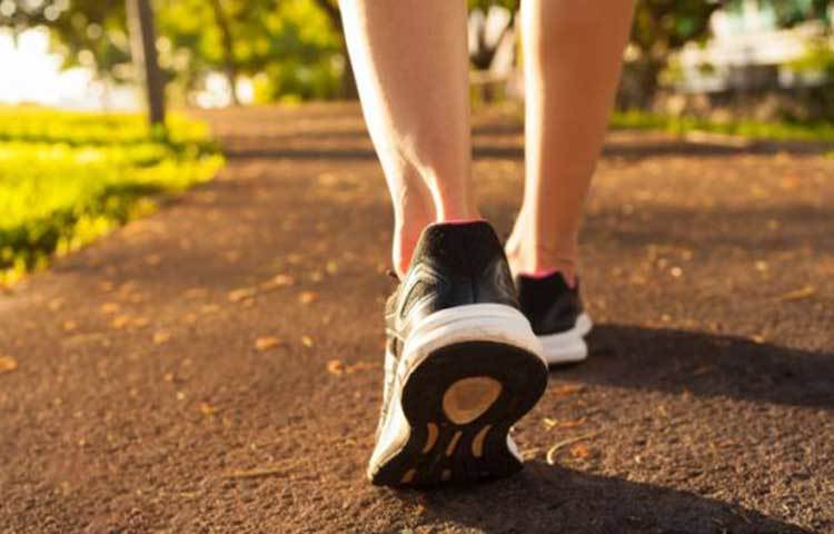 পায়ের মাংসপেশির স্ট্রেন্থ বা শক্তি বৃদ্ধি পায়: যাদের পায়ের মাংসপেশির সমস্যা রয়েছে তারা নিয়মিত পেছনে হাঁটুন।