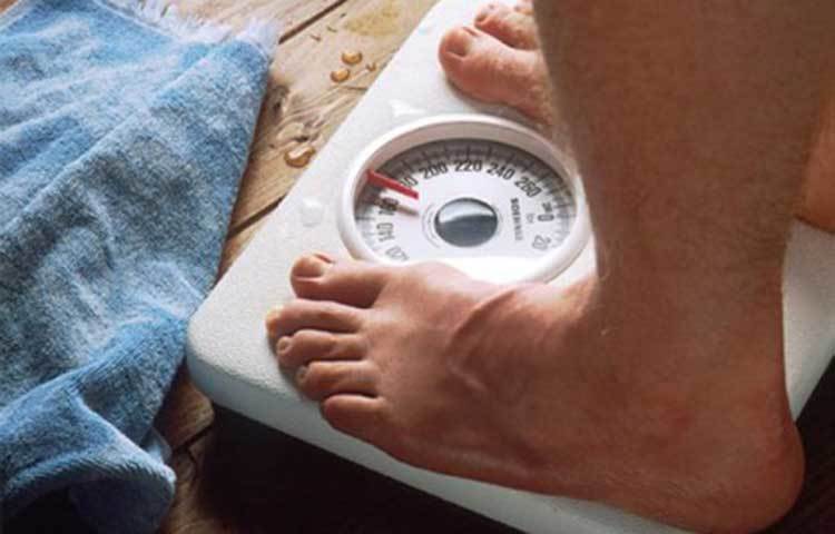 ওজন নিয়ন্ত্রণে রাখে: যাদের ওজন দ্রুত বাড়ছে, তারা ওজন নিয়ন্ত্রণ করতে নিয়মিত পেছনে হাঁটুন।