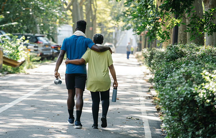 এছাড়া অংশগ্রহণকারীরা ধূমপান করেন কি না, তাদের ওজন, কোলেস্টেরলের পরিমাণ, না খাওয়া অবস্থায় গ্লুকোজের মাত্রা, মদ্যপানের অভ্যাস, রক্তচাপ, কোনো ওষুধ নিয়মিত নিতে হচ্ছে কি না, হৃদপিন্ড সংক্রান্ত কোনো অসুখ রয়েছে কি না, এরকম বহু তথ্য নেওয়া হয়। গবেষকের দলটি দেখেন যে, যারা প্রতিদিন ৭ হাজার বা তার বেশি পা হেঁটেছেন, তাদের মৃত্যুর ঝুঁকি ৫০-৭০% কমে গিয়েছে, যারা প্রতিদিন ৭ হাজার পা কম হেঁটেছেন তাঁদের চেয়ে। ছবি: সংগৃহীত