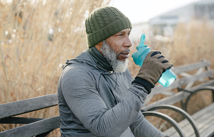 শীতকালে পানির পিপাসা হলেও অনেকেই বুঝতে পারেন না। একজন পূর্ণবয়স্ক মানুষের প্রতিদিন ৪ লিটার পানি খাওয়া প্রয়োজন। শীতকালে এমনিই তাপমাত্রা থাকে বেশ কম। এমনিও শরীর শুষ্ক থাকে। ছবি: সংগৃহীত