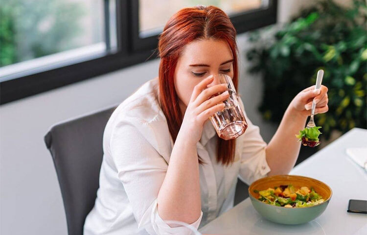 সুস্বাস্থ্য ও নীরোগ থাকার জন্য পানি পান করা অপরিহার্য। কিন্তু খাওয়ার সময় পানি পান করতে হবে নাকি খাওয়ার আগে বা পরে-সেই নিয়ে আমাদের সবার মনেই অনেক প্রশ্ন আছে। এই বিষয়ে দ্বন্দ্ব কাটাতে ইনস্টাগ্রামে পোস্টে তথ্য জানিয়েছেন ভারতীয় পুষ্টিবিদ ভুবন রস্তোগী। ছবি: সংগৃহীত