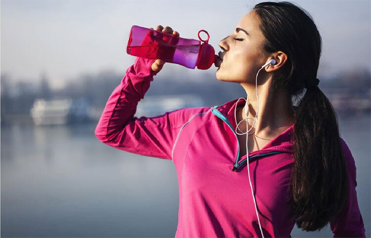 নিশ্চয়ই আপনি বড়দের উপদেশ দিতে শুনেছেন, যে দাঁড়িয়ে পানি খাওয়া উচিত নয়। বিজ্ঞানসম্মতভাবেও এটি একেবারেই সঠিক। ছবি: সংগৃহীত