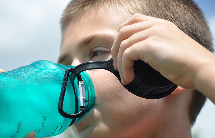 দুপুরে বা রাতে খাওয়ার অন্তত আধা ঘণ্টা আগে পানি খেয়ে নেবেন। এতে হজমের সমস্যা কমে।