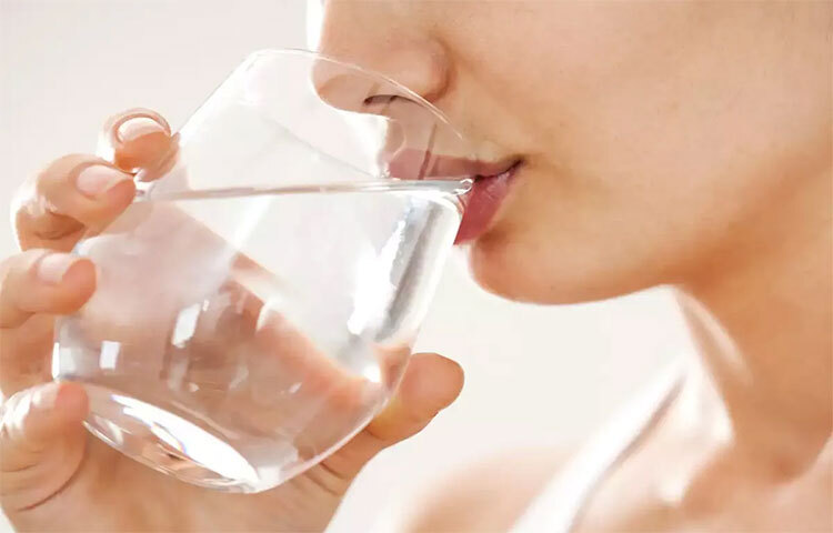 নিয়মিত সাধারণ পানি পান করুন। যে কোনো ঋতুতে খুব বেশি ঠান্ডা বা গরম পানি পান করবেন না, কারণ এটি আপনার শরীরের ক্ষতি করতে পারে। তবে হালকা গরম পানি পান করতে পারেন। এটি আপনার স্বাস্থ্যের জন্য ভালো ও উপকারী বলে মনে করা হয়। ছবি: সংগৃহীত