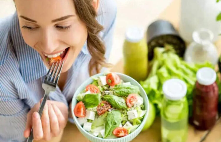 পানির বিকল্প হিসেবে ছাচ, বাটারমিল্ক পান করার কথাও বলেছেন তিনি। পাশাপাশি তিনি, খাওয়ার একঘণ্টা আগে বা দুঘণ্টা পর পানি পান না করলে ডিহাইড্রেশনের সমস্যা হতে পারে। ছবি: সংগৃহীত