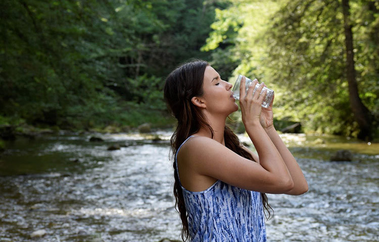রাতে ঘুমাতে যাওয়ার আগে হালকা গরম পানি খেয়ে নিন। এর ফলে ঘুম ও হজম দুটোই ভালো হয়।