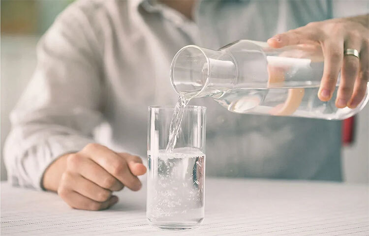 দাঁড়িয়ে পানি পান করবেন না। কারণ দাঁড়িয়ে পানি পান করলে হাঁড়ের জয়েন্টগুলোতে পানি জমে যাওয়ার সম্ভাবনা থাকে, যার কারণে আর্থ্রাইটিস হওয়ার আশঙ্কা থাকে। এমন অবস্থায় দাঁড়িয়ে পানি পান না করার চেষ্টা করুন। সতর্ক হন, অভ্যাস পরিবর্তন করুন। ছবি: সংগৃহীত