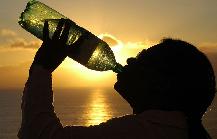 যদি আপনার হাই প্রেসারের সমস্যা থাকে, তাহলে গোসল করতে যাওয়ার আগে এক গ্লাস পানি খেয়ে নিন। এর ফলে প্রেসার স্বাভাবকি থাকে। এ ছাড়াও সারা দিন যখন পিপাসা পাবে, তখনই পানি খেয়ে নেবেন।