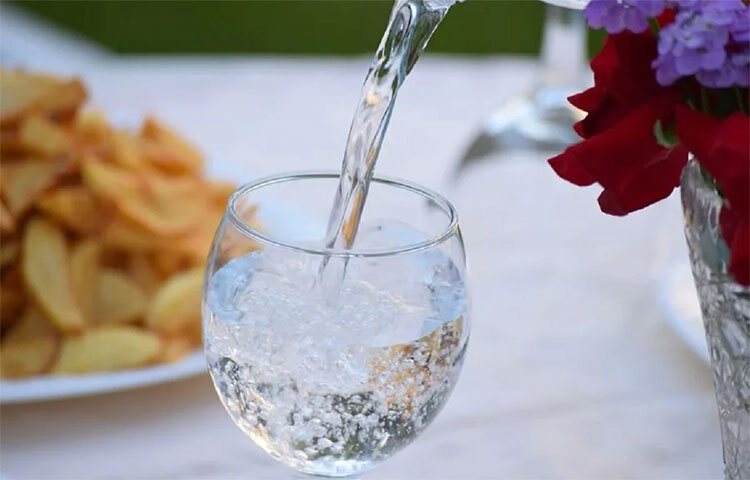 এক ঢোকে পানি পান করবেন না। অনেকেই এক নিঃশ্বাসে সরাসরি পানি পান করেন, তবে চিকিৎসকদের পরামর্শ অনুযায়ী অবশ্যই জানুন, এটি আপনার স্বাস্থ্যের উপর খারাপ প্রভাব ফেলতে পারে। মাঝে মাঝে পানি পানের অভ্যাস ভালো। তবে খাবার খাওয়ার সঙ্গে সঙ্গে পানি পান করা উচিত নয়, কারণ তা করলে পেট সংক্রান্ত সমস্যা হতে পারে। ছবি: সংগৃহীত