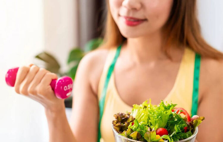 পুষ্টিবিদের মত, খাওয়ার আগে বা পরে পানি পান করলে শরীরের উপর কোনো কুপ্রভাব পড়ে না। খাবার খাওয়ার সময়ও পানি পান সম্পূর্ণ বন্ধ করে দেওয়ার বিরোধিতা করেছেন তিনি। তার কথায় বোঝা যাচ্ছে খাওয়ার মধ্যে পানি পান করা যাবে তবে বেশি পরিমাণে নয়। এ সময়ে বেশি পানি পান করা স্বাস্থ্যের জন্য বেশ ক্ষতিকর। খাওয়ার আগে ও পরে পানি পান করার উপর জোর দিয়েছেন তিনি। যাতে এড়ানো যায় ডিহাইড্রেশনের সমস্যা। ছবি: সংগৃহীত