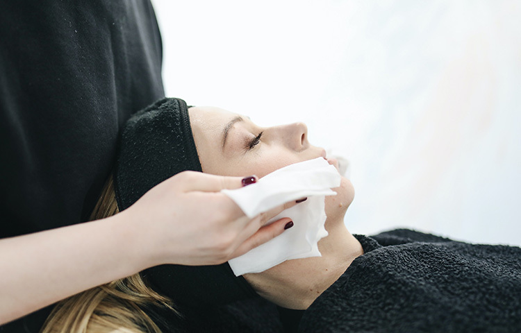 ত্বক শুকিয়ে যাওয়া: শীতকালে ত্বক এমনিই শুকনো থাকে। কিন্তু সারাদিনে নিয়ম করে তেল, সাবান, ক্রিম লাগানোর পরও যদি ত্বকে উজ্জ্বলতা না ফেরে তাহলে কিন্তু বুঝতে হবে সমস্যা অন্দরে। সেই সঙ্গে চামড়া ওঠা, চুল পড়ে যাওয়া, ঠোঁট ফাটা এসব থাকেই। শরীর যে পানিশূন্য হয়ে যাচ্ছে এর বিশেষ প্রভাব পড়ে হাতে আর পায়ে। ছবি: সংগৃহীত