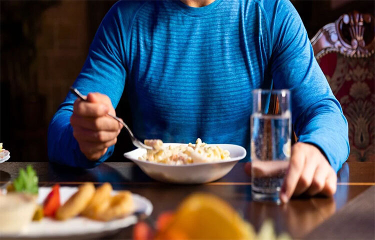 ঘুমানোর আগে পানি পান করুন। তথ্যের জন্য, আমরা আপনাকে বলে রাখি যে রাতে ঘুমানোর আগে পানি পান করা খুব গুরুত্বপূর্ণ যাতে আমাদের খাবার ভালোভাবে হজম হয়। এর ফলে আপনার মেটাবলিজম ঠিক থাকে এবং টয়লেটের মাধ্যমে শরীর থেকে বর্জ্য পদার্থ ও টক্সিন বের হতে থাকে। ছবি: সংগৃহীত