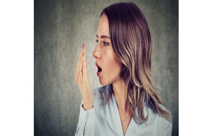 মুখে দুর্গন্ধ: সকালে ঘুম থেকে উঠলেই মুখে দুর্গন্ধ হয় কারো কারো। স্যালাইভা তৈরিতে ও মুখের মধ্যে জমে ওঠা ব্যাকটেরিয়া তাড়াতে পানির খুব গুরুত্বপূর্ণ ভূমিকা আছে। পানি কম খেলে কম লালা তৈরি হবে, মুখের মধ্যে জন্মানো ব্যাকটেরিয়া জমে উঠবে জিভে, দাঁতে, মাড়িতে। ফলে দুর্গন্ধ ছড়াবে। তাই এই সমস্যা এড়াতে দিনে অন্তত ৫ লিটার পানি খান। ছবি: সংগৃহীত