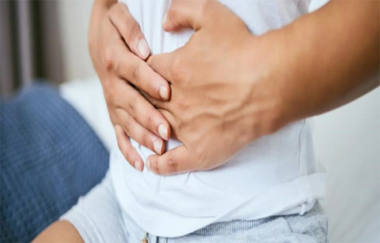 পেটখারাপ: শরীরের যাবতীয় টক্সিন কিন্তু বের করে দেয় পানি। পানি না খেলে বিষাক্ত পদার্থ শরীরেই জমা থাকে। ব্রণর সমস্যা বাড়ে। সেই সঙ্গে খাবার হজম না হওয়া, গ্যাস এসব হয়। পেটখারাপ লেগেই থাকে। ছবি: সংগৃহীত