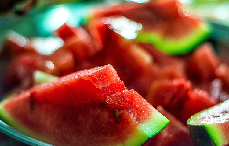 সারাবছর তরমুজ পাওয়া গেলেও গরমের সময় তরমুজ আরও বেশি সুস্বাদু মনে হয়। শরীরকে ঠান্ডা করার পাশাপাশি এই ফলের স্বাস্থ্যগুণও অনেক। তাজা তরমুজে পাওয়া যায় সাইট্রুলাইন নামের এক গুরুত্বপূর্ণ অ্যামিনো অ্যাসিড। ছবি: সংগৃহীত