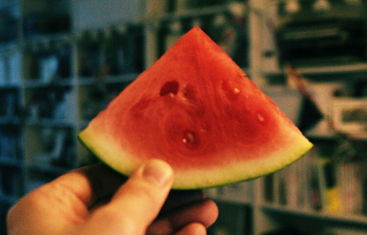 তরমুজ ফ্রিজে রাখলে এর পুষ্টিগুণ কমে যায়। তাই তরমুজ ফ্রিজে রাখা উচিত নয়। ছবি: সংগৃহীত