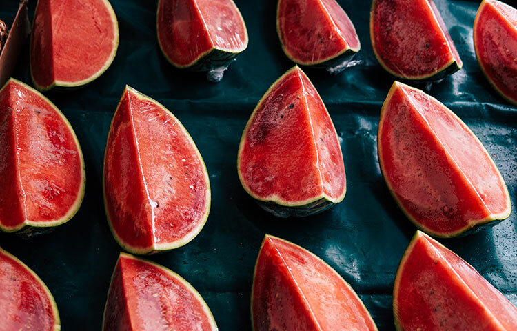 গবেষণা বলছে, তরমুজ ফ্রিজে রাখার বদলে রুম টেম্পারেচারেই রেখে খাওয়া ভালো। যদি একান্তই ঠান্ডা তরমুজ খেতে হয়, তাহলে তরমুজের স্মুদি বা মিল্কশেক বানিয়ে খেতে পারেন। ছবি: সংগৃহীত