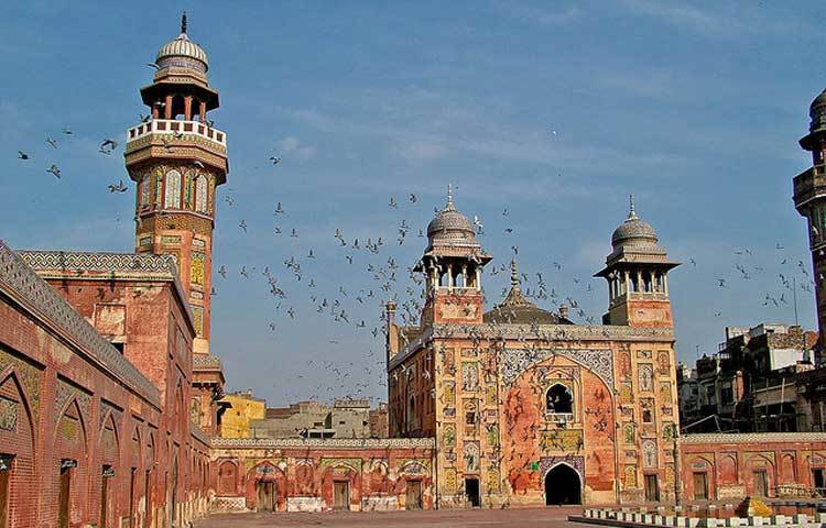 ওয়াজির খান মসজিদ, পাকিস্তান: এই মসজিদটি ১৭ শতকে নির্মিত হয়েছে। এটি পাকিস্তানের লাহোরে অবস্থিত।