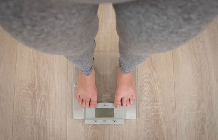 গবেষণা বলছে, যতক্ষণ পারেন; দাঁড়িয়ে থাকুন। দিনে যারা বেশি সময় দাঁড়িয়ে থাকেন; তাদের ওজন অনেকটাই নিয়ন্ত্রণে থাকে। ছবি: সংগৃহীত