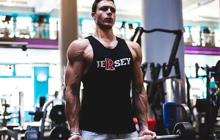 দাঁড়িয়ে থেকে, একজন ব্যক্তি প্রতি মিনিটে প্রায় ০.১৫ ক্যালরি বার্ন করে বা পোড়ায়। এর অর্থ হলো ৬৫ কেজি ওজনের একজন ব্যক্তি যদি প্রতিদিন ৬ ঘণ্টা দাঁড়িয়ে থাকেন; তবে ৫৪ ক্যালোরি পোড়াতে পারবেন তিনি। ৪ বছরে তিনি ১০ কেজি পর্যন্ত ওজন কমাতে পারবেন দাঁড়িয়ে থেকেই। ছবি: টোটাল শেপ