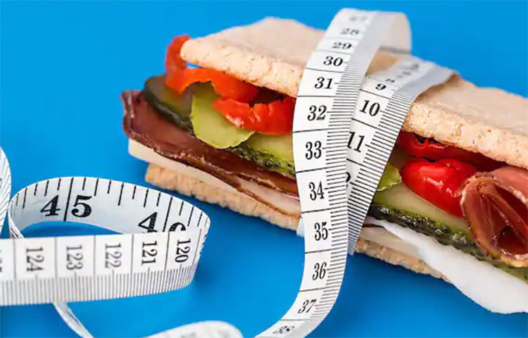 গবেষণা বলছে, দীর্ঘক্ষণ বসে না থেকে বরং কাজের ফাঁকে ব্রেক নিয়ে হাঁটাহাঁটি করুন। ওজন নিয়ন্ত্রণে রাখতে পারেন তারাই; যারা দিনে ৩ ঘণ্টারও কম সময় বসে থাকেন। ছবি: সংগৃহীত