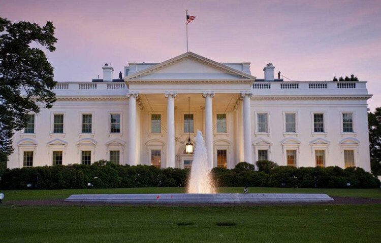 হোয়াইট হাউস রাজনীতি, কূটনীতি, শক্তি এবং সম্ভ্রমের প্রতীক। ১৬০০, পেনসিলভানিয়া অ্যাভিনিউয়ের এই প্রাসাদ ঘিরে জড়িয়ে আছে বহু আকর্ষণীয় তথ্য। পরবর্তী আমেরিকান প্রেসিডেন্ট জো বাইডেনকে স্বাগত জানাতে চলেছে বহু ইতিহাসের সাক্ষী এই ভবন।